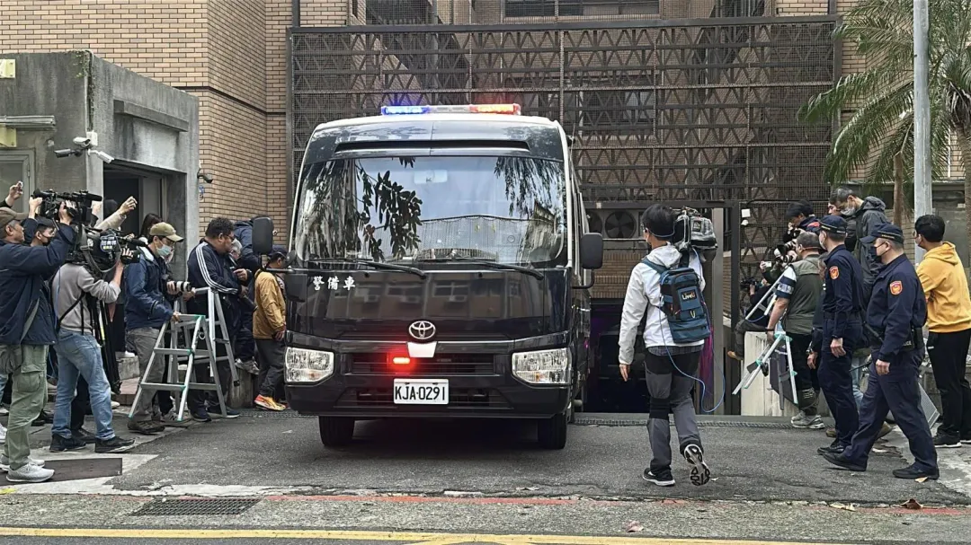 柯文哲搭的囚車進入北院。（圖／塗豐駿攝）