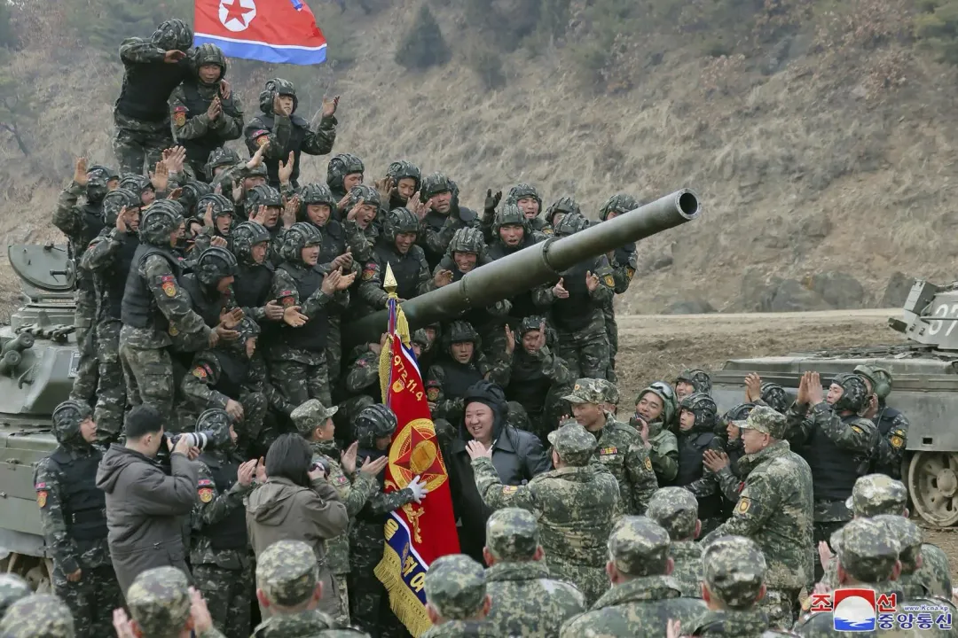 南韓國情院稱北韓正增派士兵支援俄烏戰爭。圖為2024年3月，金正恩會見進行訓練的北韓士兵。（圖／美聯社）
