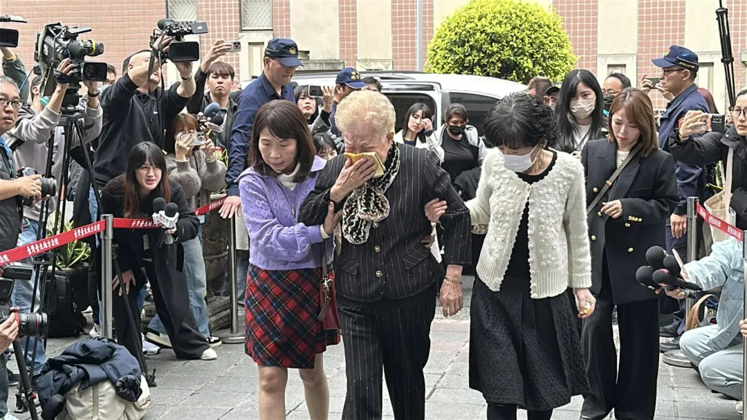 柯媽何瑞英與陳佩琪抵達北院。（圖／塗豐駿攝）