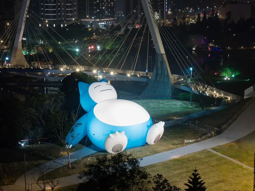 《驚見！塘緣卡比獸！》為首次台灣燈會與寶可夢合作作品，在青塘園展出12公尺巨型卡比獸，呈現卡比獸愜意休憩的模樣。（圖／桃園市政府提供）