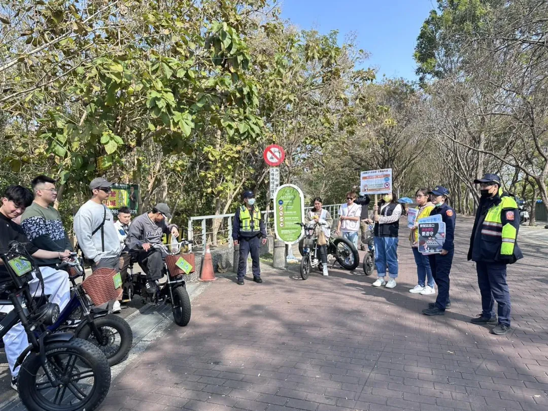 東豐自行車綠廊（0到11.7K）及后豐鐵馬道（0到5.8K）自3/1起將全面禁止行駛微型電動二輪車，警方在自行車道聯合宣導。（圖/台中市政府觀光旅遊局提供）