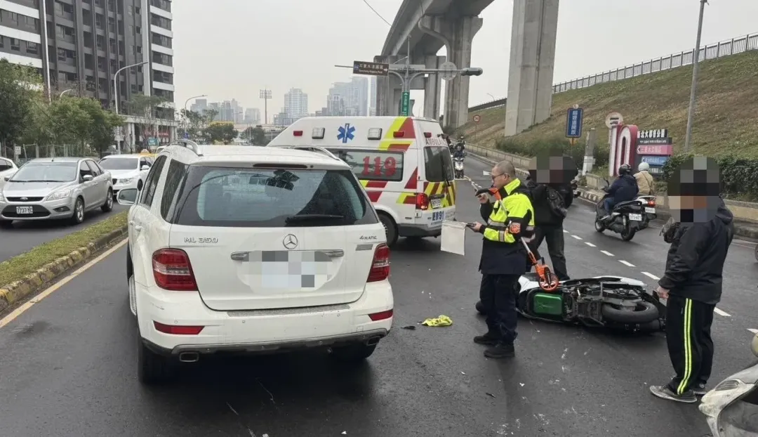 賓士車撞機車車禍現場。(圖/翻攝畫面)