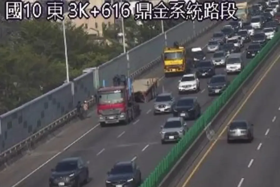 拖板車車頭和車身分離。（圖／翻攝自記者爆料網）