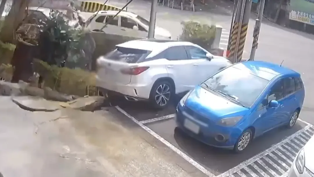 今（27）日下午2時許，新竹縣竹東鎮發生一起路面坍塌事件，憑空出現一個深度約10米的「天坑」，停在最外側車格的小客車直接被吞噬。（圖/中天新聞）