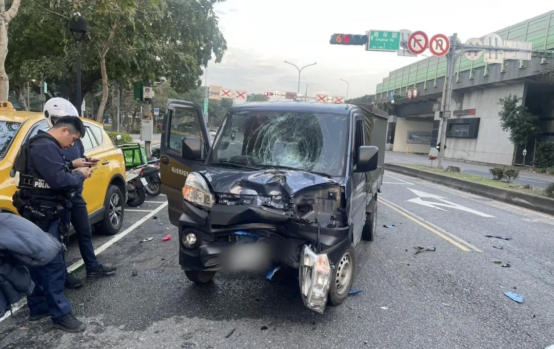 肇事小貨車車頭凹陷。（圖／翻攝畫面）