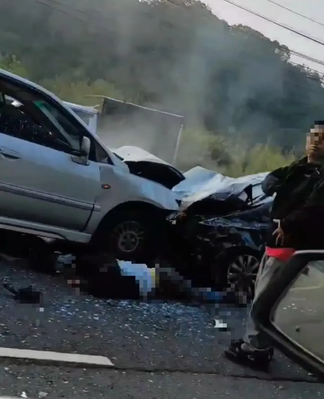 新竹竹東爆驚悚車禍。（圖／翻攝自●【爆料公社官方專屬】●）