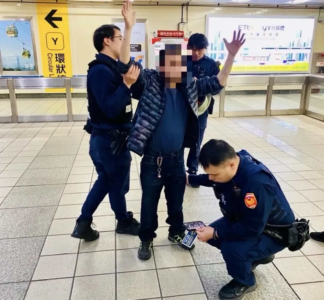 男子被警方逮捕搜身。（圖／翻攝畫面）