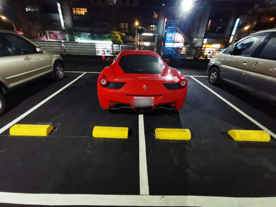 一輛法拉利占用兩個停車格。（圖／爆廢公社）