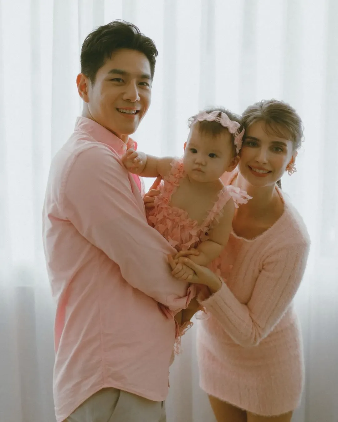 祖雄和辣妻佳娜、混血女兒「內內」家庭生活幸福甜蜜。（圖／年代 提供）