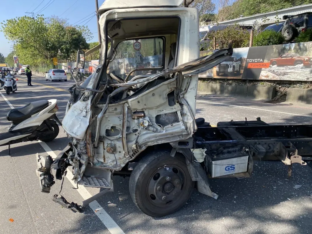 車禍造成貨車車頭全毀嚴重變形。(圖/翻攝畫面)