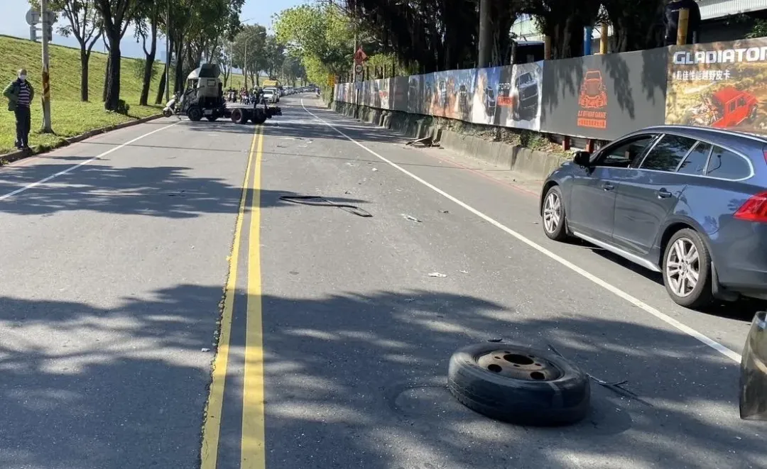 車禍疑似備胎脫落釀禍。(圖/翻攝畫面)