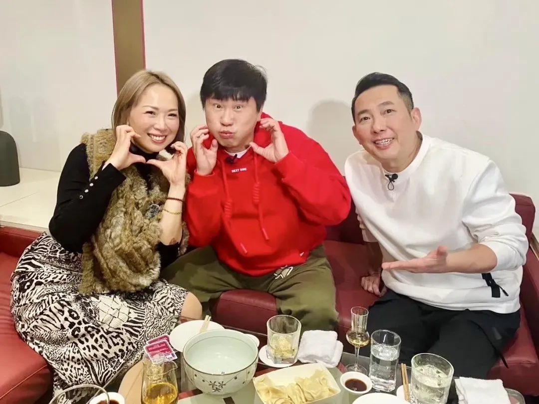 胡瓜(中)和屈中恆玩起酒局遊戲。(圖/下面一位 提供)