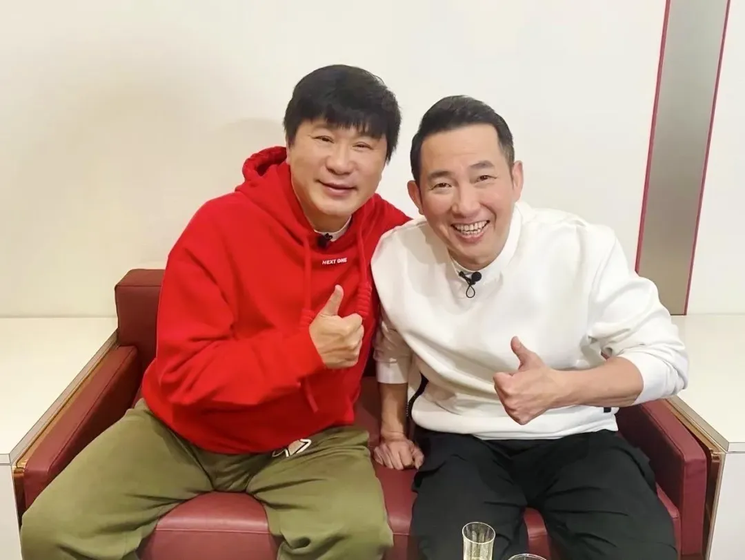胡瓜(左)和屈中恆相約進入林森北街度過愉快的夜晚。(圖/下面一位 提供)
