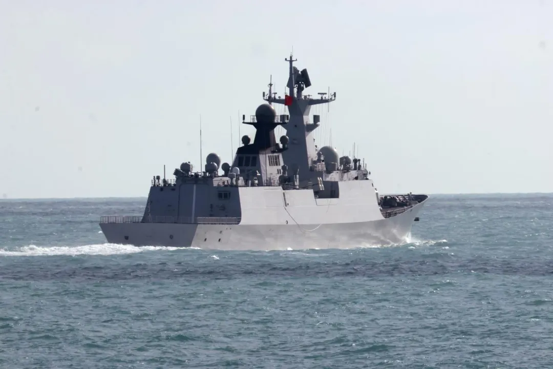 圖為本月11日，解放軍護衛艦「衡陽號」在澳洲沿海的托列斯海峽（Torres Strait）航行。（圖／美聯社）