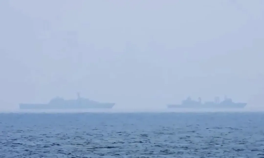 解放軍艦26日在距離高、屏外海約40浬處海域軍演。（圖／美聯社）