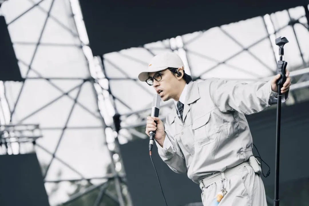 HUSH演唱新歌〈當我們談論愛情〉。（圖／浮現祭2025）