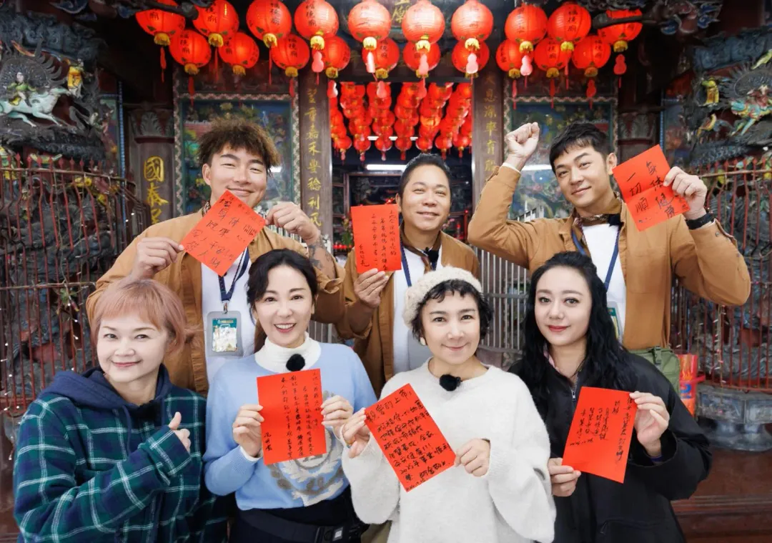 星級領隊郭泓志、卜學亮、姚元浩（上排左起）帶著金智娟、況明潔、謝麗金、高慧君。（下排左起）暢遊北台灣。（圖／好看娛樂 提供）