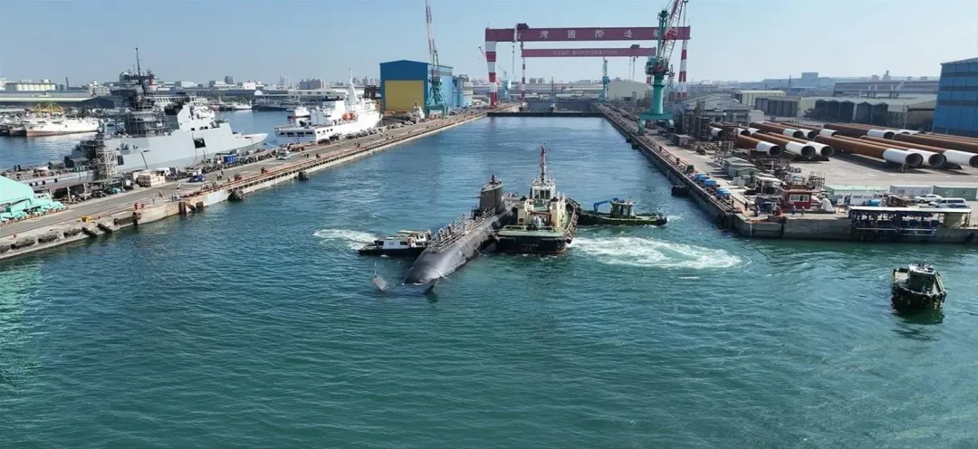 海鯤號28日移出乾塢。(圖/台船公司)