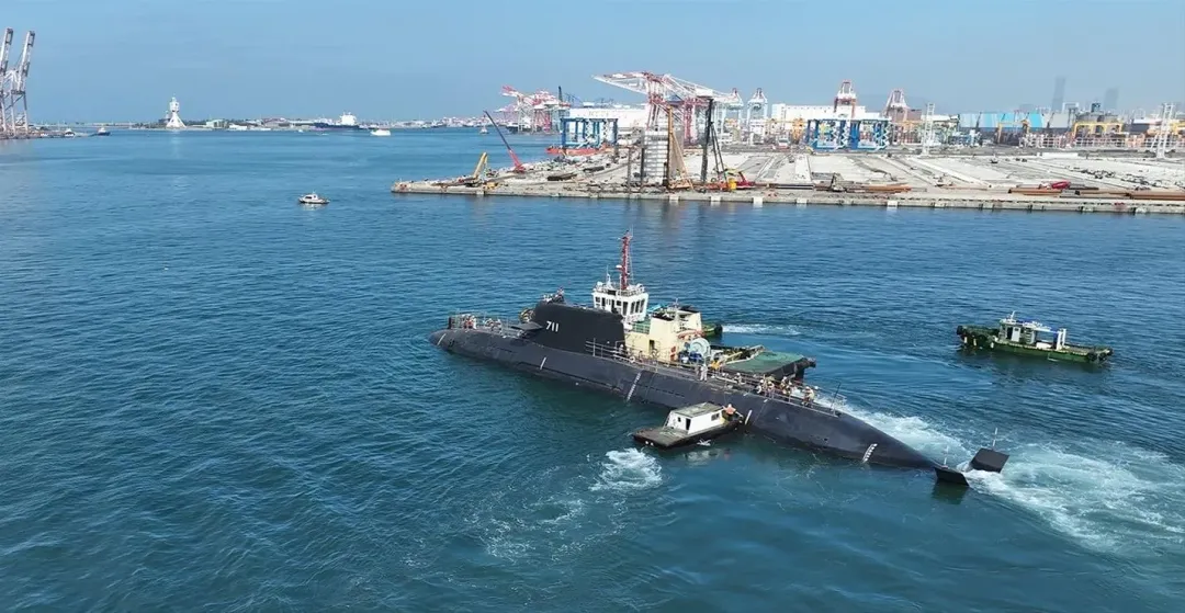 海鯤號浮移至測試碼頭。(圖/台船公司)