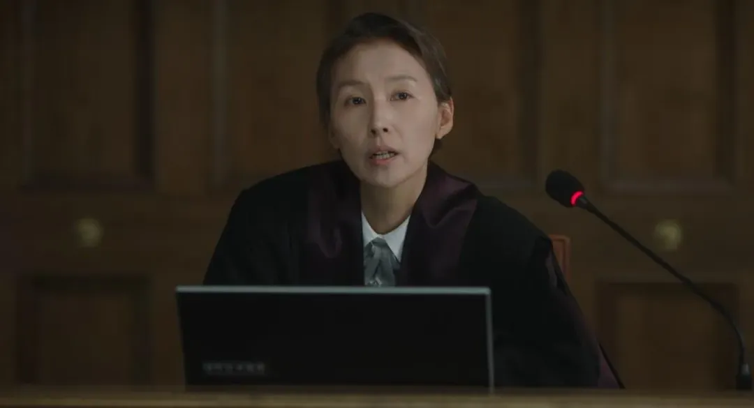 曾在韓劇《非常律師禹英禑》飾演法官角色的南韓演員姜明珠昨（27）天病逝，享年54歲。（圖／翻攝自網路）