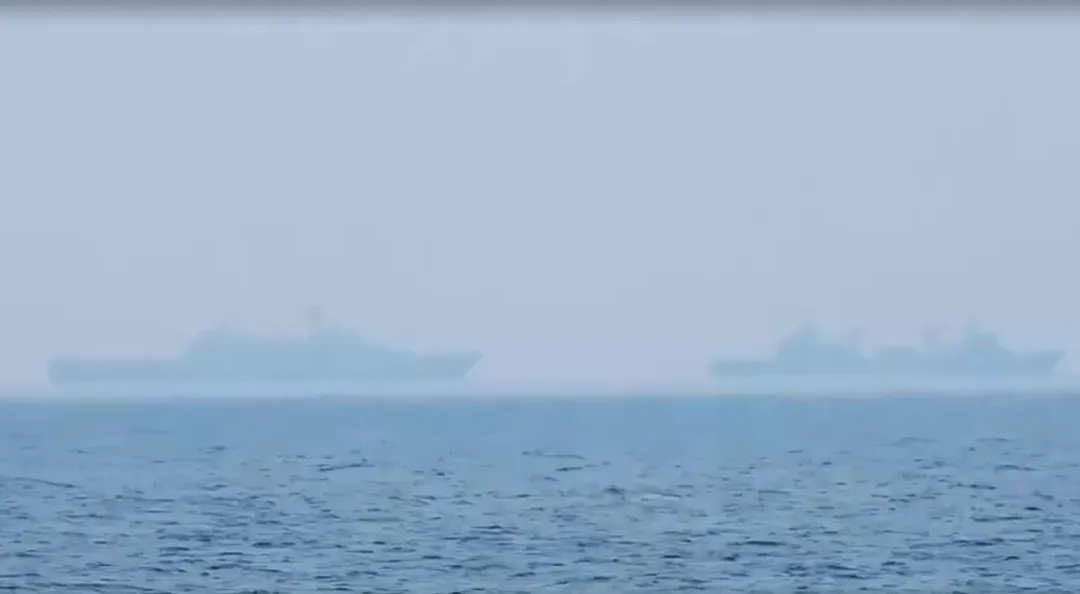 我海軍班超軍艦(1108)監控共軍四明山艦(986)與千島湖艦(886)。(圖/國防部)