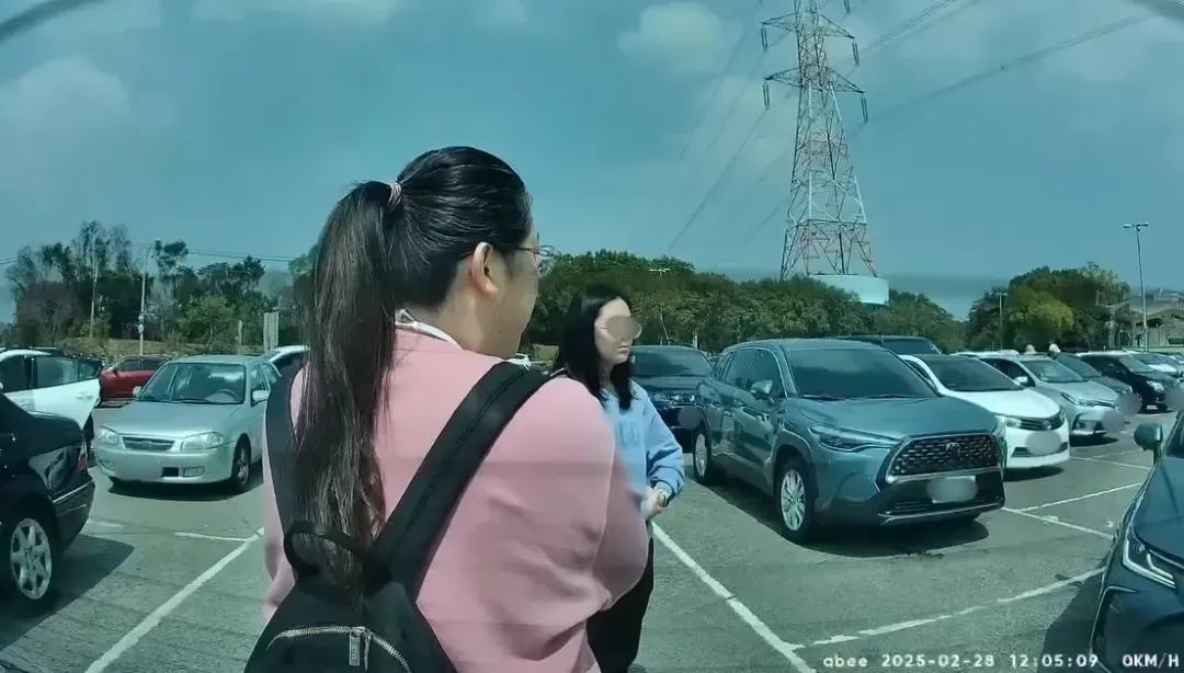 兩女人肉佔位。（圖／爆料公社官方專屬）