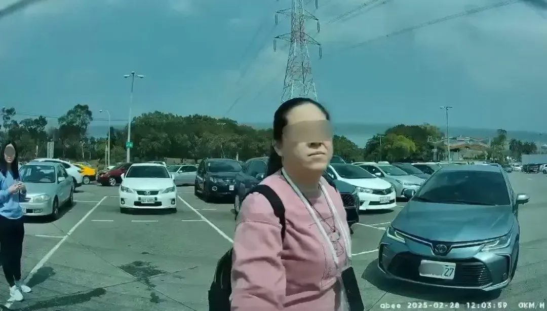 大媽出手拍打原PO的車子。（圖／爆料公社官方專屬）