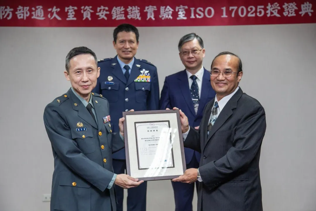 簡華慶(圖左)接任國安局副局長。(圖/軍聞社)