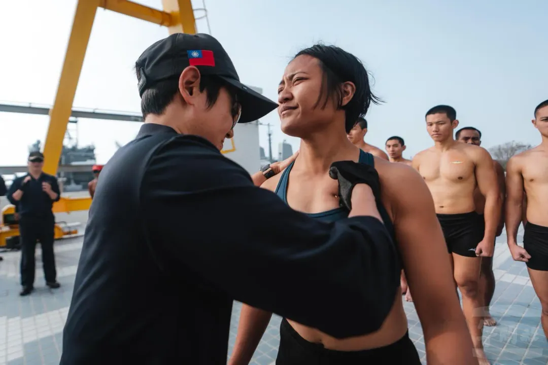 任婕為卓佳玟釘上金龍徽章。(圖/軍聞社)