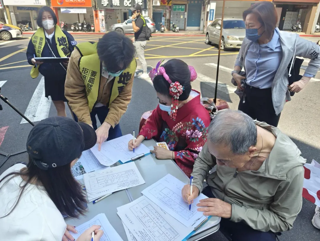 罷免吳思瑤團體拚補件，重返街頭擺攤收集連署書。（圖／中天新聞）