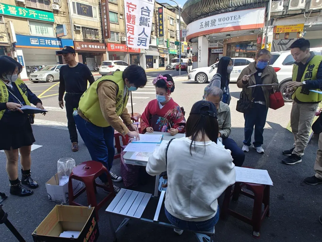 罷免吳思瑤團體拚補件，重返街頭擺攤收集連署書。（圖／中天新聞）