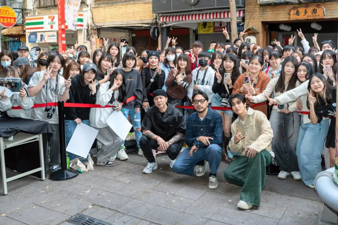 《器子》簽售會，小春（前左起）、導演簡學彬、婁峻碩現身，現場尖叫聲爆錶。（圖／華映娛樂 提供）
