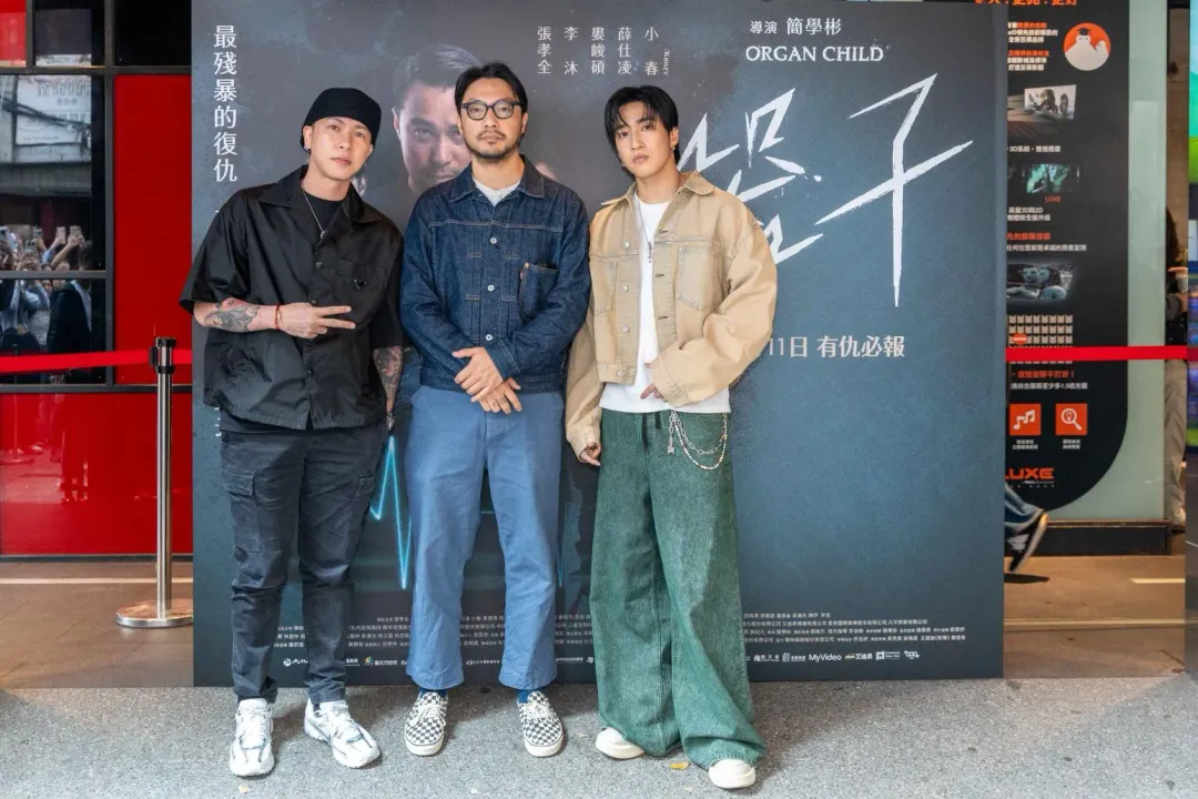 小春（左起）、導演簡學彬、婁峻碩出席《器子》簽售會。（圖／華映娛樂 提供）