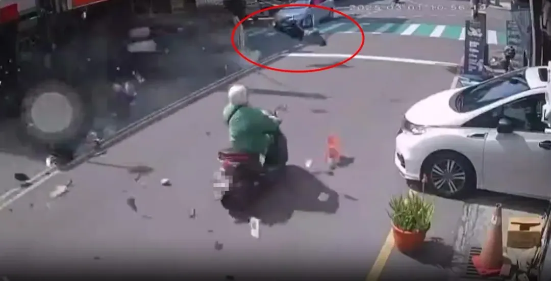 轎車疑似超車失控連撞多車後翻覆。（圖／翻攝畫面）