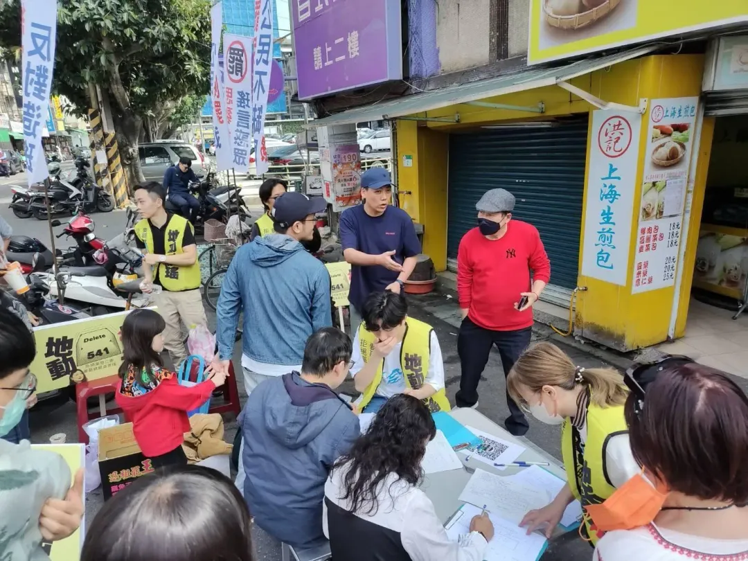 民眾填寫罷免吳思瑤的連署書。（圖/取自賴苡任臉書）