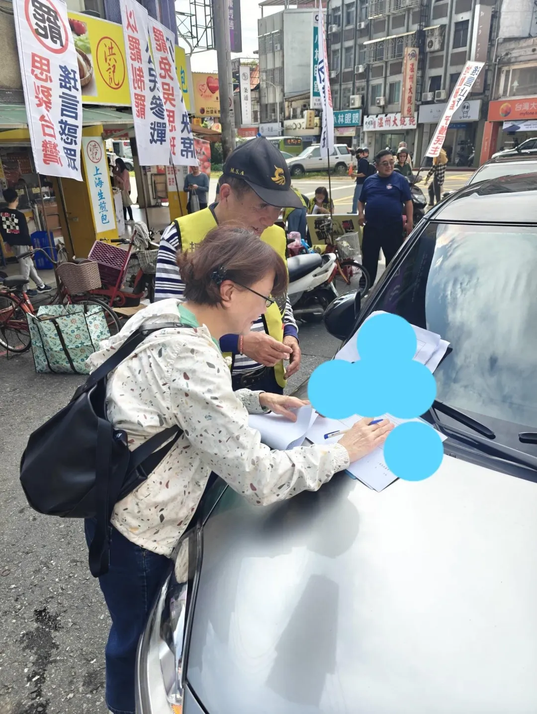 「地動刪瑤」召集人賴苡任表示，現在連署的是第一階段的補件，民眾踴躍連署，運用現場狀況，填寫罷免連署書。（圖／取自賴苡任臉書）