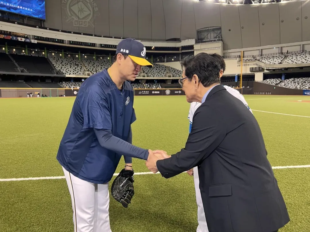 栗山英樹向王建民致意。（圖／棒協提供）