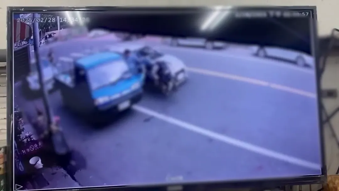 監視器錄下驚悚車禍瞬間。（圖／中天新聞）