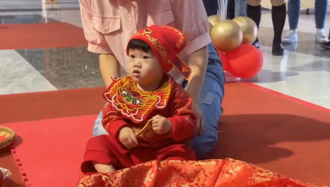 寶寶抓周超可愛。（圖／翻攝畫面）