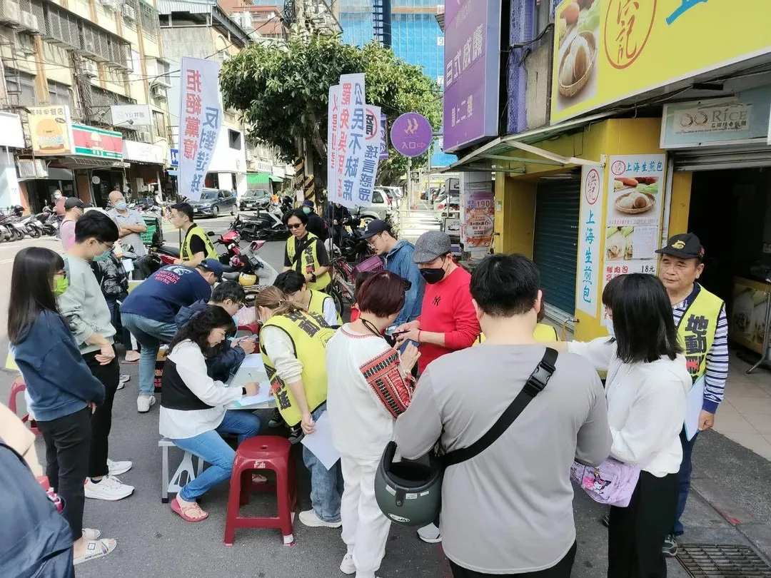 罷免吳思瑤連署人潮。（圖／翻攝賴苡任臉書）