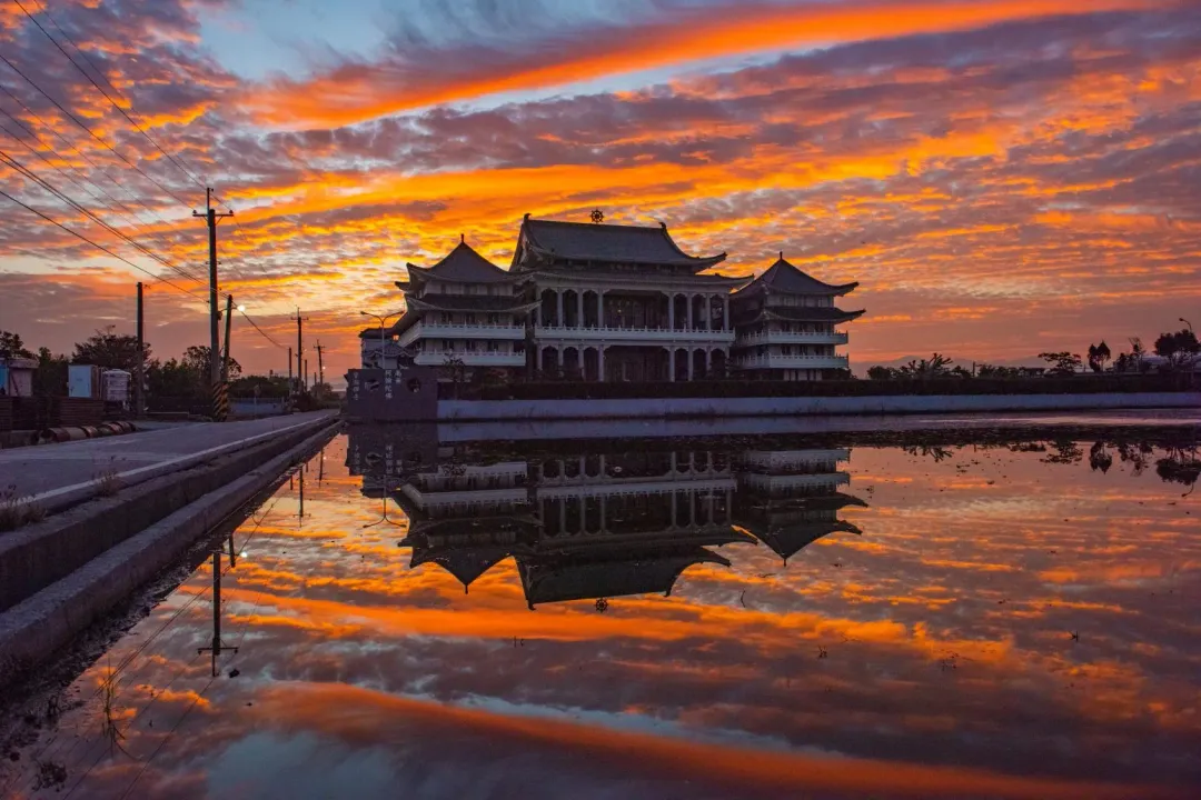 攝影大師林榮生以寶灝禪寺作為背景，拍下絕美火燒雲倒影。（圖／攝影師 林榮生提供）