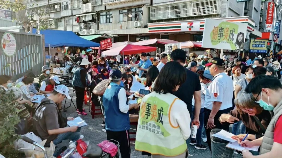 民眾踴躍連署罷免綠委吳沛憶。（圖／翻攝劉思吟臉書）