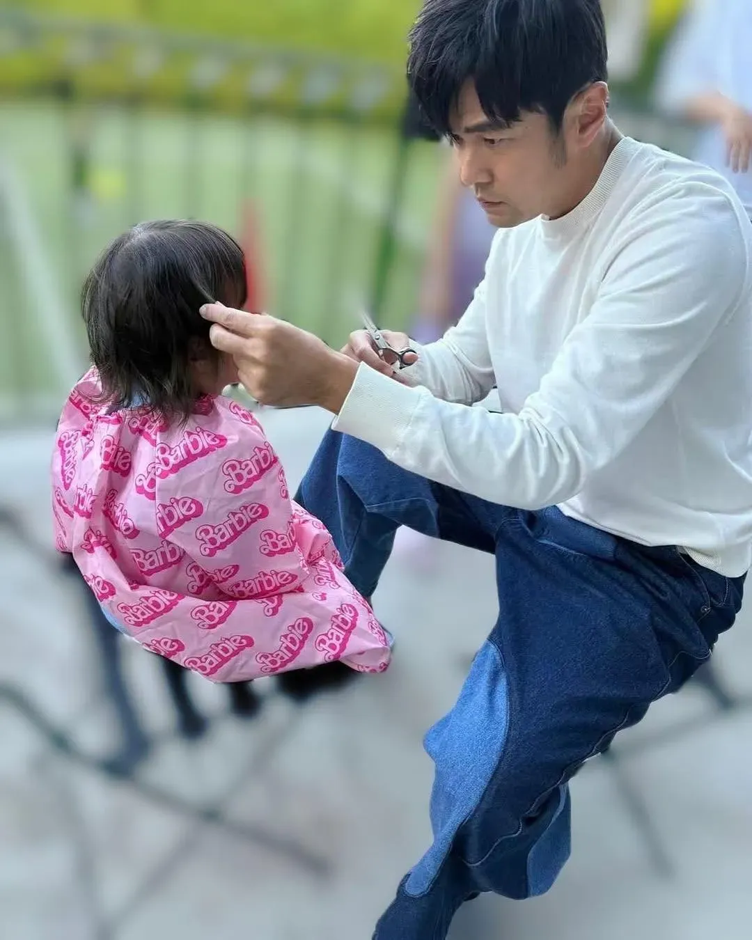 周杰倫幫女兒剪頭髮。（圖／翻攝自hannah_quinlivan IG）