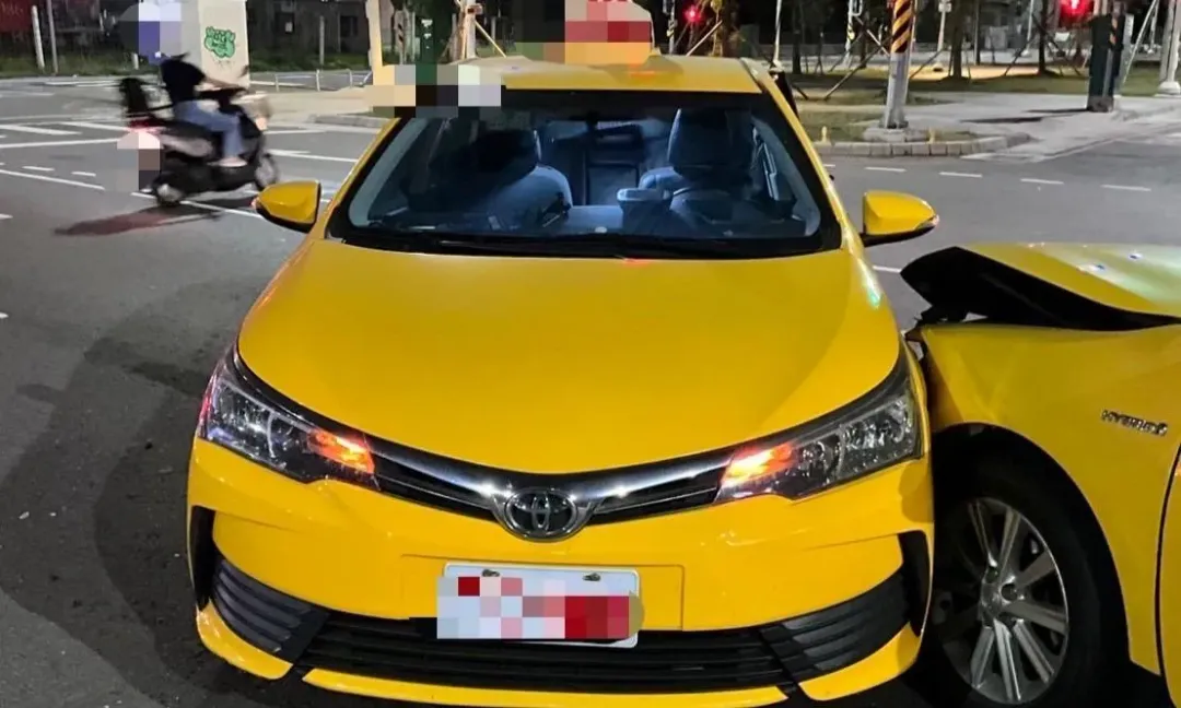 計程車違規迴轉，導致後方另輛計程車剎車不及追撞。（圖／翻攝畫面）