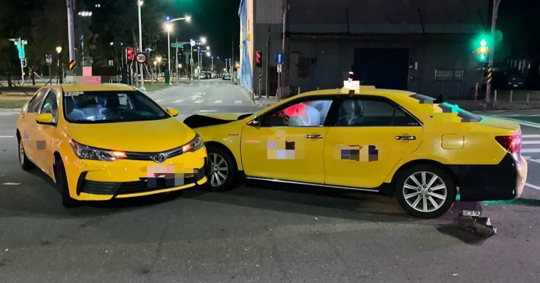 計程車違規迴轉，導致後方另輛計程車剎車不及追撞。（圖／翻攝畫面）