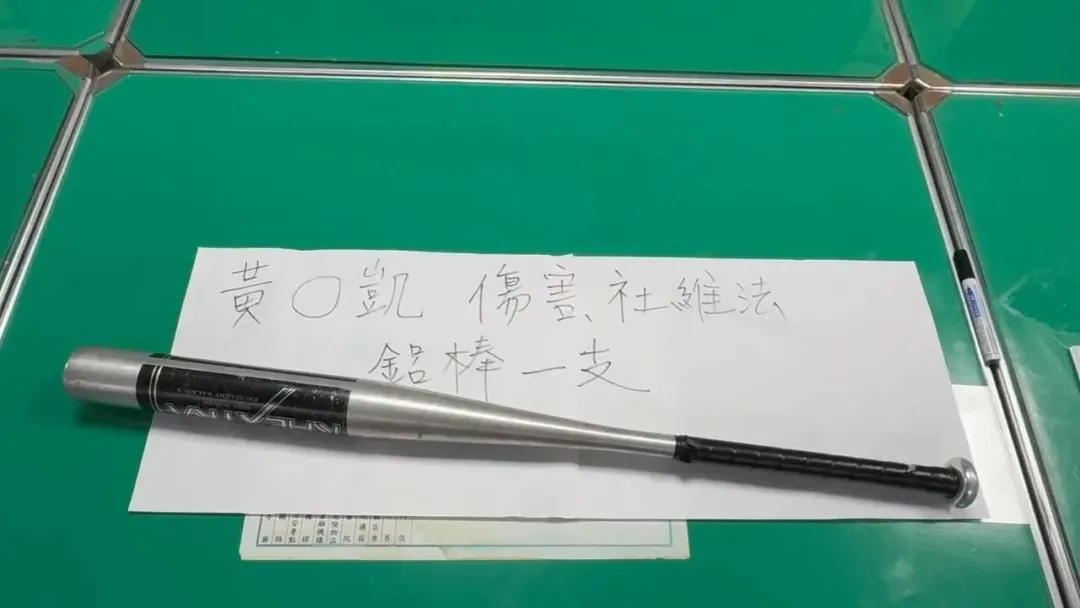 花蓮玉里有對情侶在酒吧外起衝突。（圖／翻攝畫面）