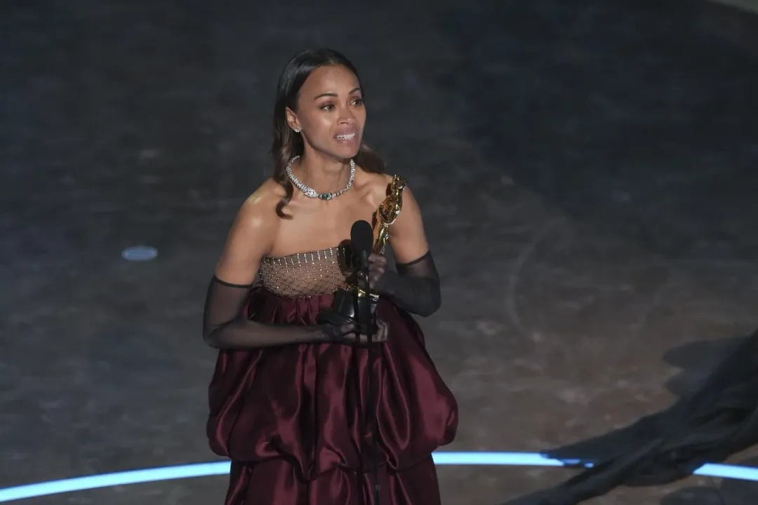 柔伊莎達娜(Zoe Saldana)在台上激動落淚。(圖/美聯社)