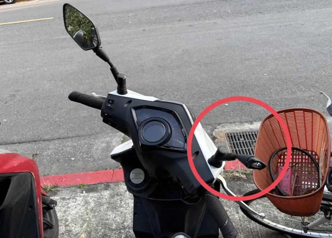 周男僅因求職不順就推倒路旁機車遭警方逮捕。（圖／翻攝畫面）