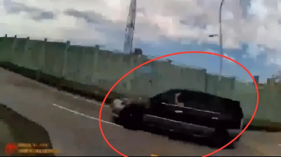 駕駛拒檢竟囂張揮手挑釁員警逃逸。(圖/翻攝畫面)