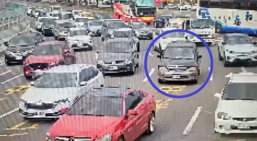 黑色休旅車在重陽橋上危險倒車。(圖/翻攝畫面)
